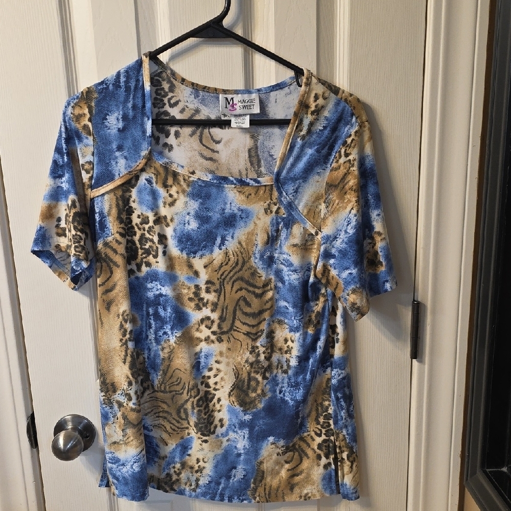 Stylish Blue and Tan Patterned Short Sleeve Top